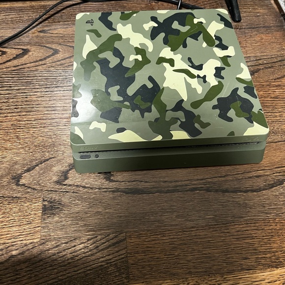 Camo ps4, 2 controllers, and 1 controller charging station, cables to connect tv - Picture 3 of 3